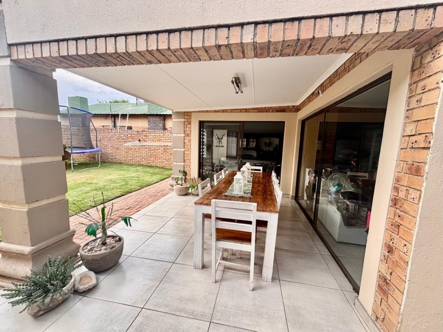 To Let 3 Bedroom Property for Rent in Flamwood North West